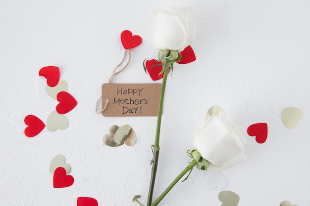 Inscription heureuse fête des mères avec des roses et des coeurs