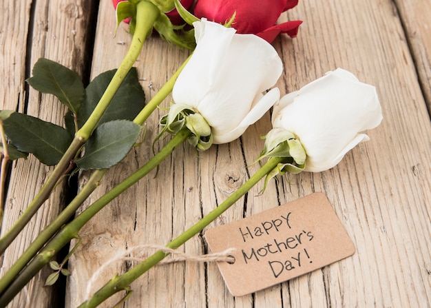Inscription heureuse fête des mères avec des roses sur la table