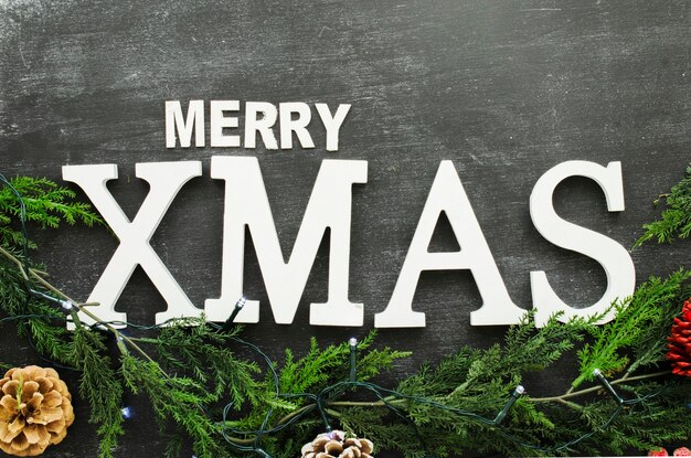 Inscription joyeuse de Noël avec des branches
