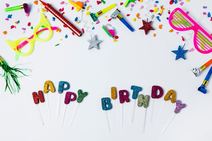 Photo gratuit inscription joyeux anniversaire sur fond blanc