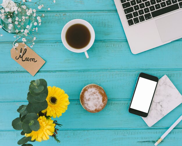 Inscription de maman avec des fleurs et smartphone