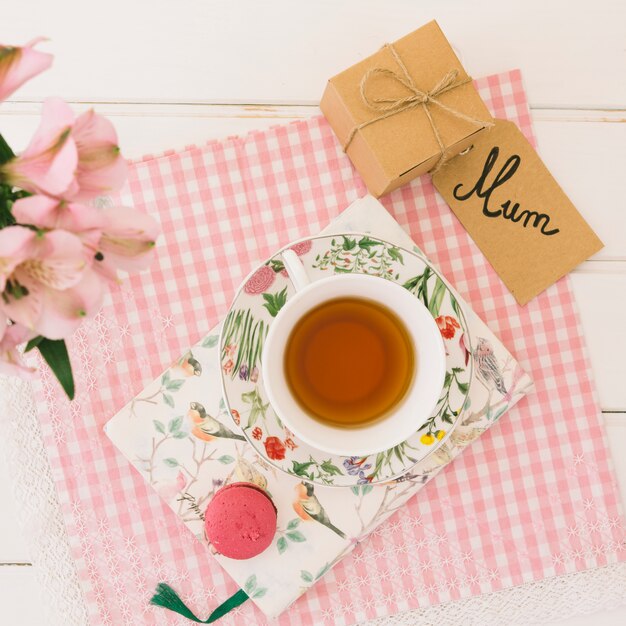 Inscription de maman avec une tasse de thé et un cadeau