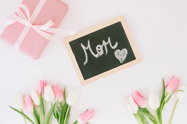 Inscription de maman avec des tulipes et un cadeau