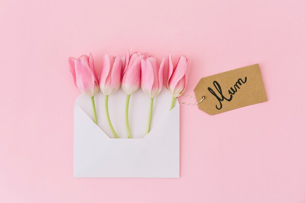 Inscription de maman avec des tulipes dans une enveloppe