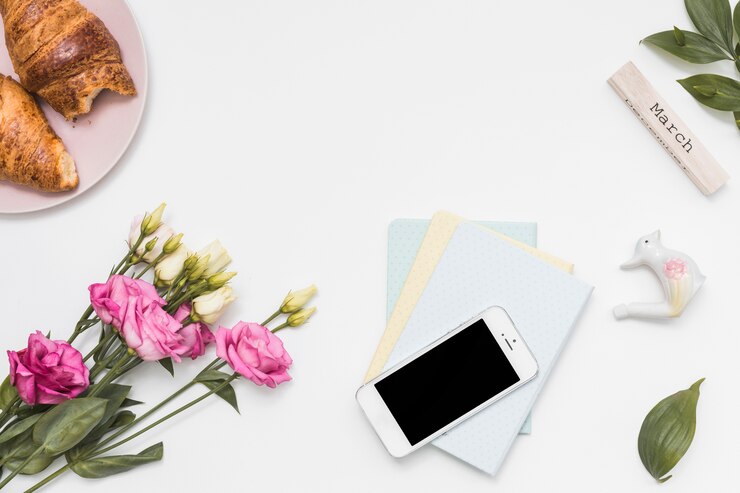 Photo gratuit inscription de mars avec des roses et smartphone