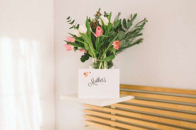 Inscription de mères avec des fleurs dans un vase