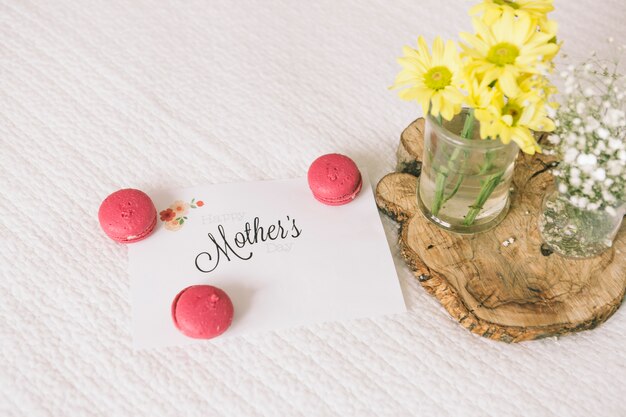 Inscription de mères avec des fleurs et des macarons