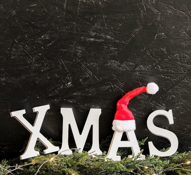 Inscription de Noël avec Bonnet de Noel et branches
