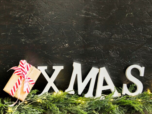 Inscription de Noël avec petite boîte cadeau