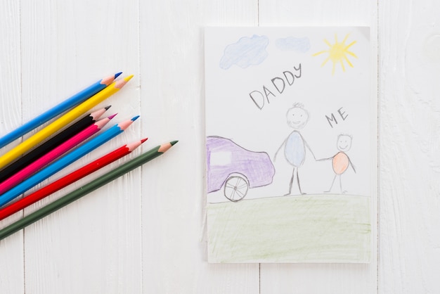 Inscription papa et moi avec des crayons sur la table