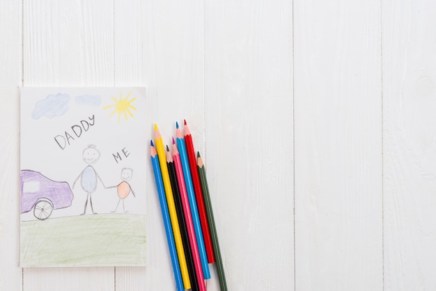 Inscription papa et moi avec des crayons sur la table