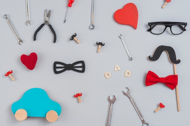 Inscription de papa avec des outils et une moustache en papier