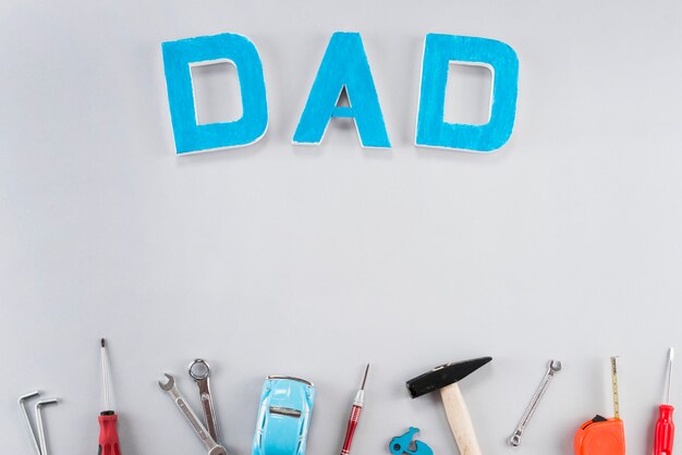 Inscription de papa avec des outils sur la table