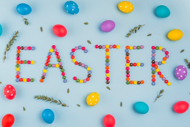 Inscription de Pâques de bonbons avec des oeufs colorés