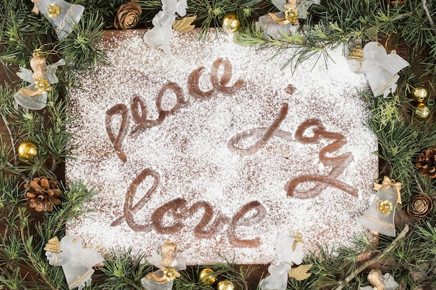 Inscription de Peace Joy Love sur du sucre en poudre