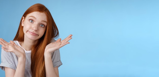 Photo gratuite insécurité nulle idée mignonne ridicule rousse femme travailleuse à temps partiel haussant les épaules négligent lève les mains inconscient