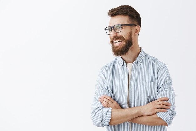 Insouciant bel homme riant dans des verres souriant heureux