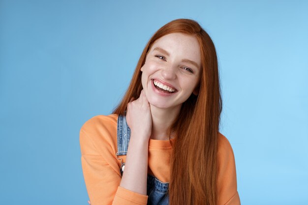 Insouciante idiote flirty jeune petite amie rousse s'amusant en profitant d'une belle soirée d'été en riant...