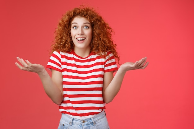 Insouciante Insouciante Désemparée Séduisante Femme Rousse Coiffure Frisée Haussant Les Mains Inconscientes écartées Sur Le Côté Souriant Incertain Posant Une Question à Un Ami Intriguant à Quel Point Elle Est Si Belle.