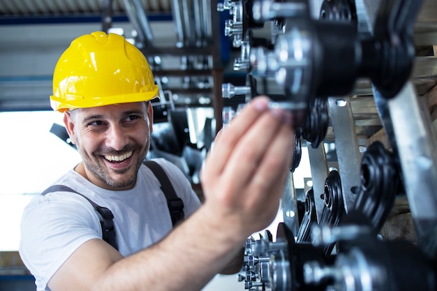 Photo gratuite l'inspection des pièces de travailleurs pour l'industrie automobile dans la ligne de production en usine