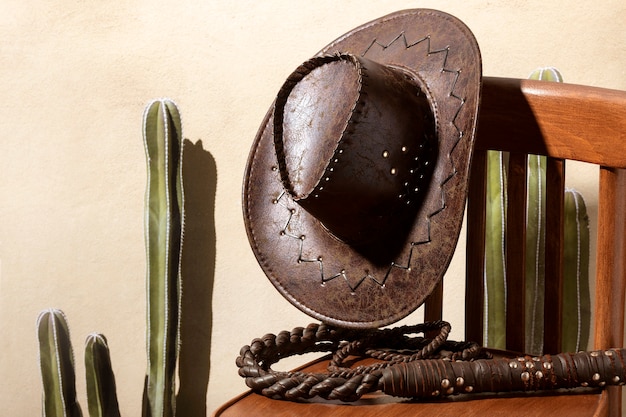 Inspiration cowboy avec chapeau sur chaise