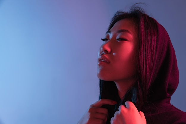 Inspiration. Portrait de jeune femme asiatique sur néon dégradé. Beau modèle féminin.