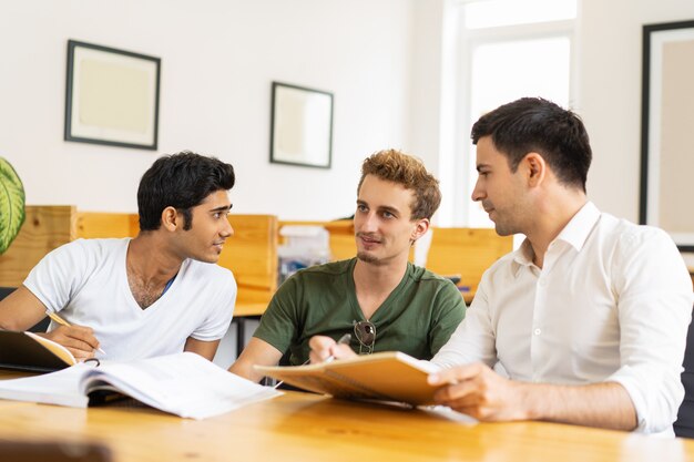 Inspiré des étudiants partageant des idées pour un projet de classe