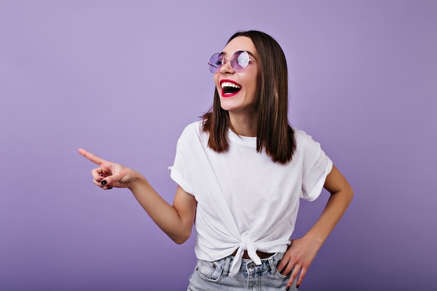 Inspiré de la femme blanche à lunettes de soleil en détournant les yeux avec rire.