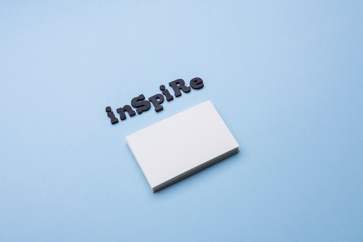 Photo gratuit inspirez mot et pile de cartes de visite