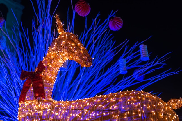 Photo gratuite installation de rennes décorée éclairée par des lumières à noël