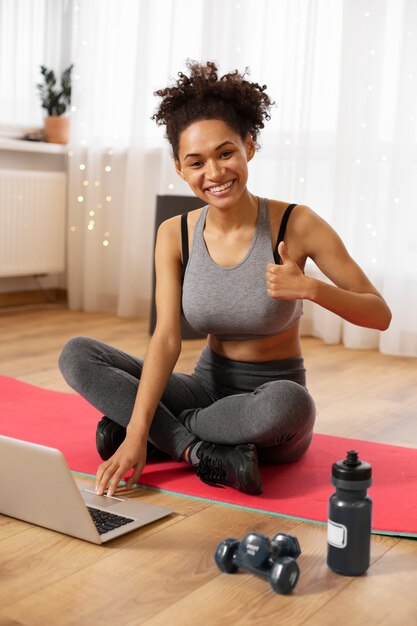 Instructeur de fitness plein de smiley