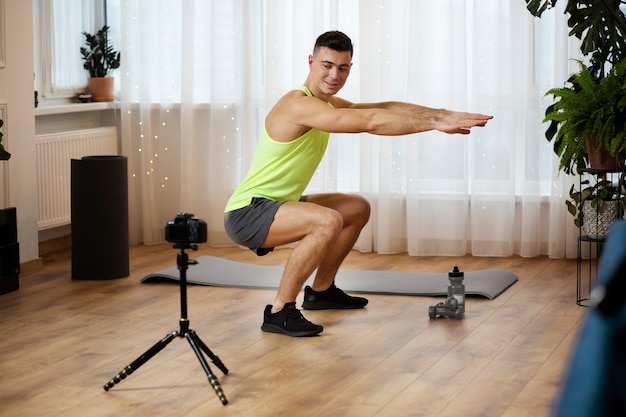 Photo gratuite instructeurs de fitness en ligne complets