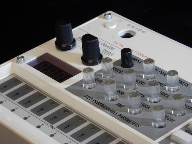 Instrument de musique électronique ou mixeur audio ou égaliseur sonore (synthétiseur modulaire analogique)