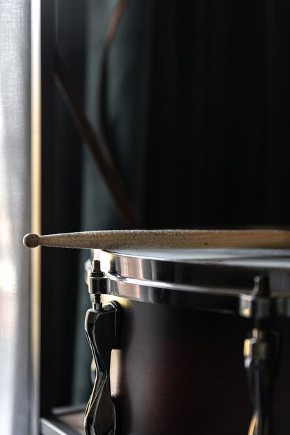 Instrument de percussion, caisse claire avec bâtons se bouchent à l'intérieur de la pièce.
