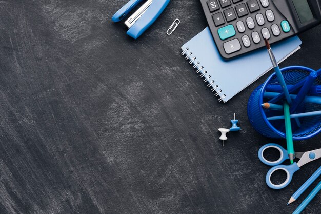 Instruments de bureau sur tableau noir