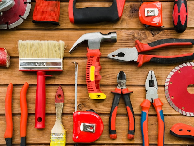 Instruments de charpentier sur le bureau en bois