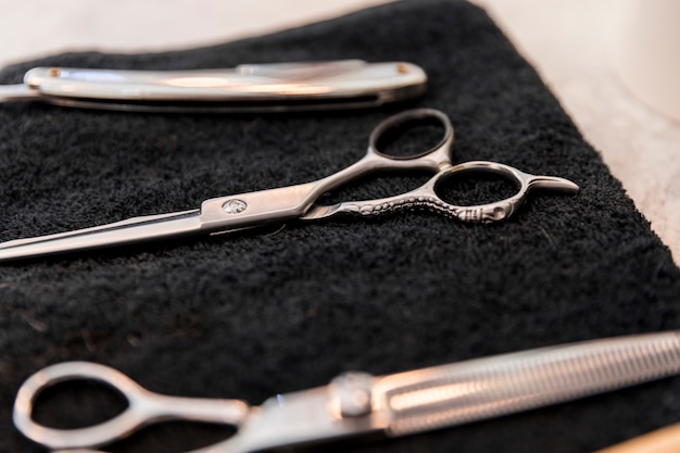 Instruments de coiffeur sur une serviette noire