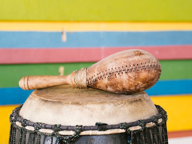 Instruments à percussion avec mur coloré derrière