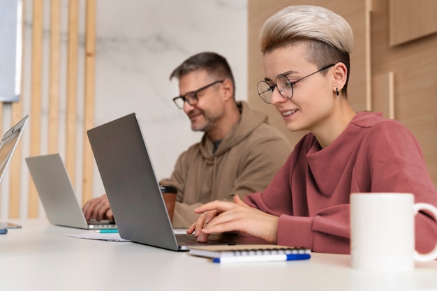 Photo gratuite intégration sociale de l'équipe de travail