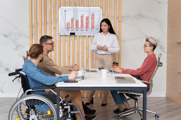 Photo gratuite intégration sociale de l'équipe de travail