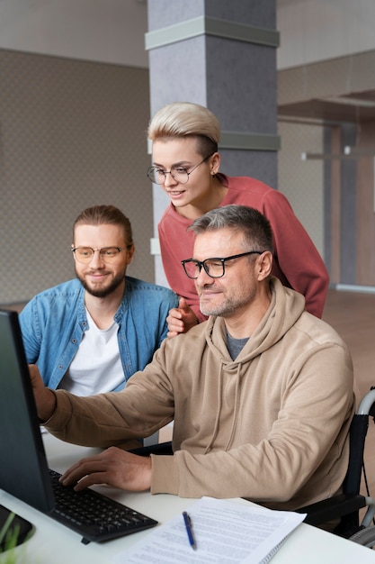 Photo gratuite intégration sociale de l'équipe de travail