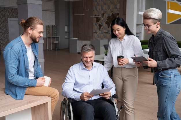 Photo gratuite intégration sociale de l'équipe de travail