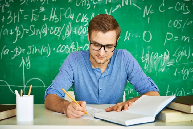 Intelligent garçon faisant très concentré ses devoirs