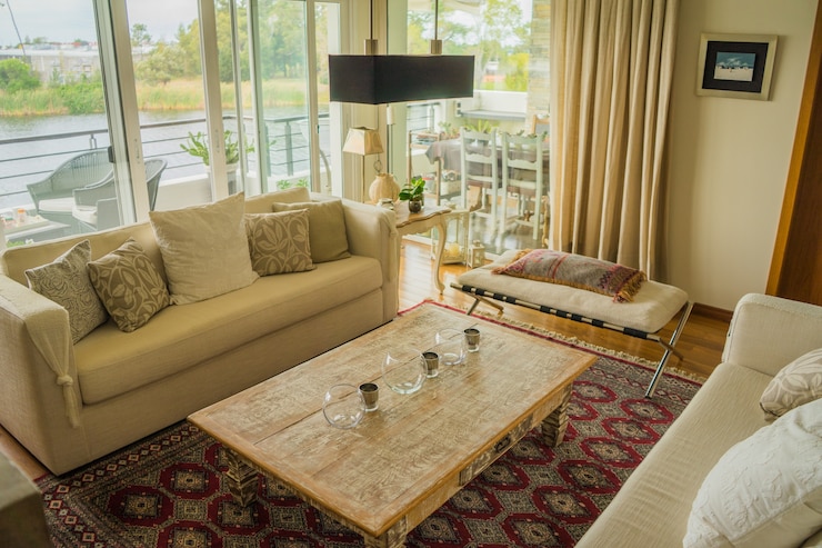 Photo gratuit l'intérieur d'un appartement moderne décoré confortablement avec d'énormes fenêtres