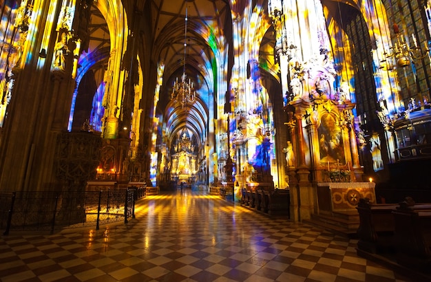 Photo gratuite intérieur de la cathédrale saint-etienne. vienne