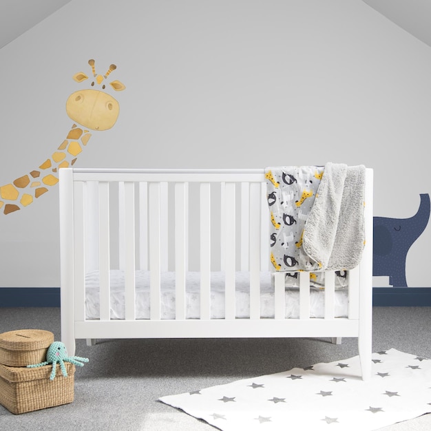 Intérieur d'une chambre de bébé lumineuse avec un berceau confortable moderne et de jolies peintures d'animaux sur un mur