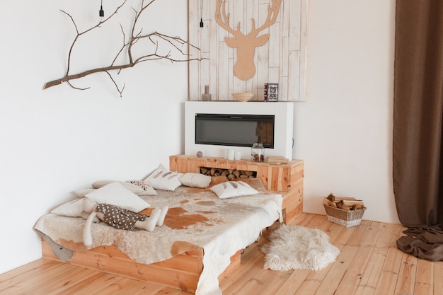 Intérieur de chambre à coucher de maison de chasse. Parquet et lit en bois rustique naturel