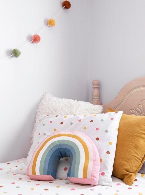 Photo gratuite intérieur de la décoration de la chambre des enfants avec des oreillers
