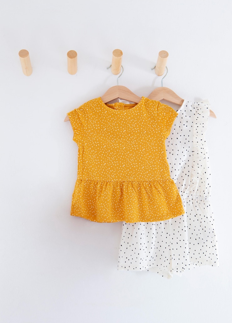 Photo gratuit intérieur de la décoration de la chambre des enfants avec des vêtements