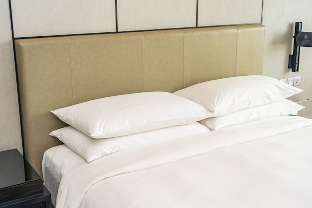 Intérieur de décoration d'oreiller confortable blanc de chambre à coucher